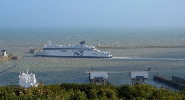 Dover, İngiltere 'nin beyaz kayalıkları ve İngiliz kanalı boyunca Dover limanı. Dover Limanı Fransa' ya en yakın İngiliz limanıdır.
