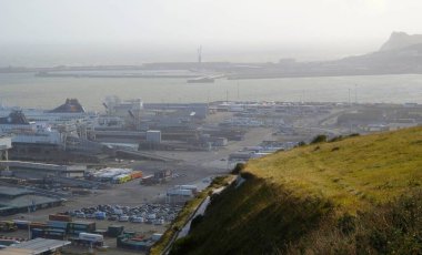 Dover, İngiltere 'nin beyaz kayalıkları ve İngiliz kanalı boyunca Dover limanı. Dover Limanı Fransa' ya en yakın İngiliz limanıdır.