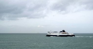 CALAIS, FRANCE Vapuru Kuzey Denizi 'nde Calais' ten Dover 'a giden kanalda.
