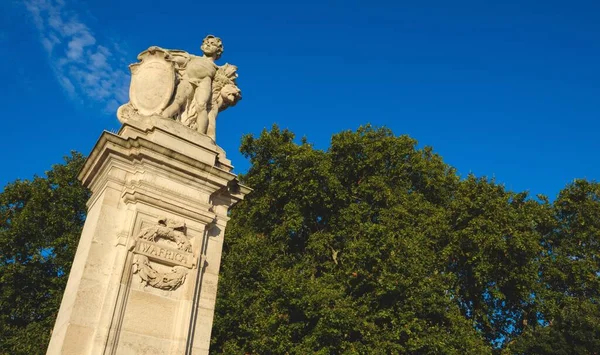 Monument Met Bomen Een Standbeeld Londen Stad — Stockfoto