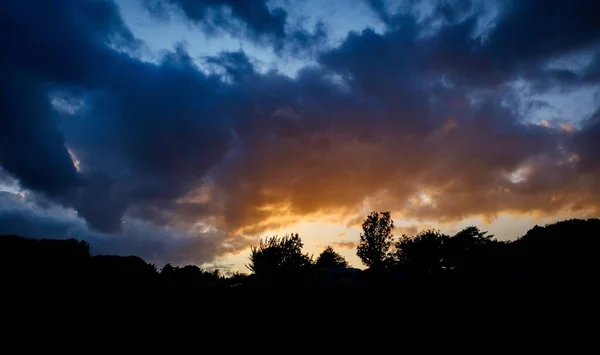 Драматичний Захід Сонця Проти Гір Деревами Хмарами Дуврі — стокове фото