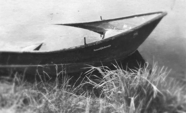 Bateau Mariage Coulant Noir Blanc Comme Métaphore Mariage Rompu Couché — Photo