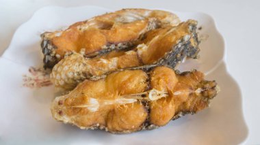 Çıtır balık parçaları, deniz ürünleri yemek kadar kapatın