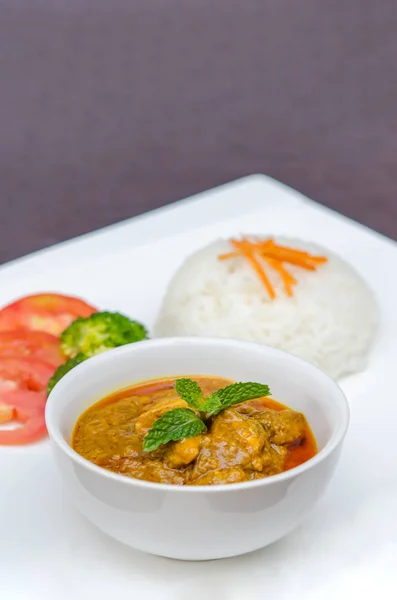 Frango Tikka Masala Servido Com Arroz Legumes — Fotografia de Stock