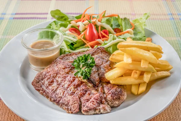 Grilovaný Steak Hranolkama Čerstvou Zeleninou Bílém Talíři — Stock fotografie