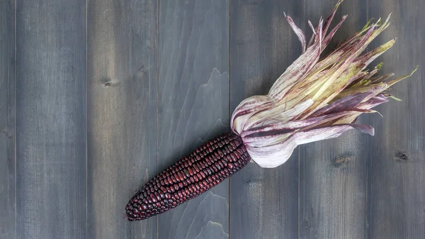 Fresh Organic Purple Corn Cob Leaves Wooden Background — Stock Photo, Image
