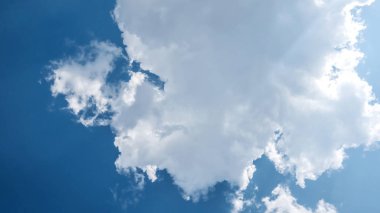 Mavi gökyüzü arka planında beyaz kabarık bulutlar