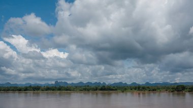 Mavi gökyüzü arka planında beyaz kabarık bulutlar