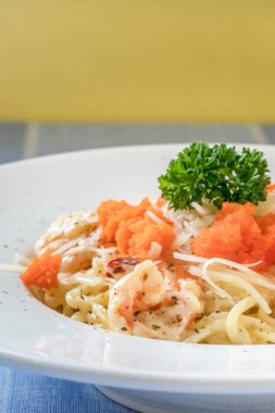 Karides ve yumurtalı karidesli spagetti.