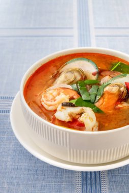 Baharatlı deniz mahsulleri çorbası veya Tom Yum goong, geleneksel gıda Tayland