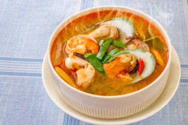 Baharatlı deniz mahsulleri çorbası veya Tom Yum goong, geleneksel gıda Tayland