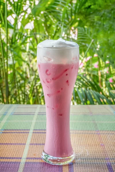 冰草莓牛奶在桌与自然背景 — 图库照片