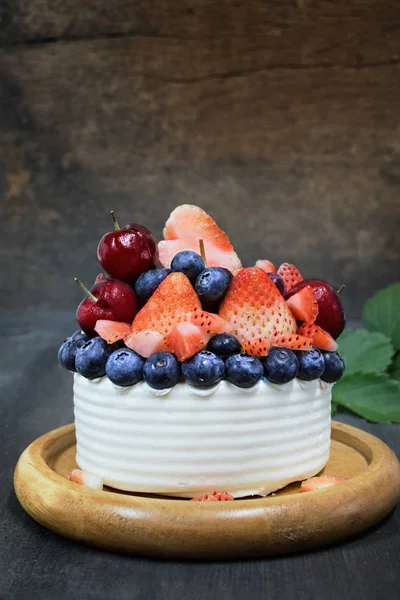 화이트 케이크 신선한 딸기와 — 스톡 사진