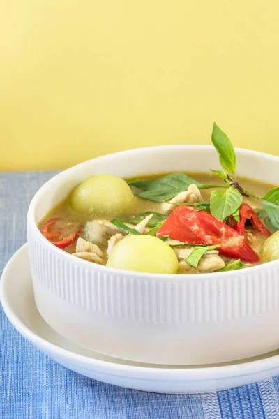 Grünes Curry Mit Huhn Und Gemüse Weißer Schüssel Mischen — Stockfoto