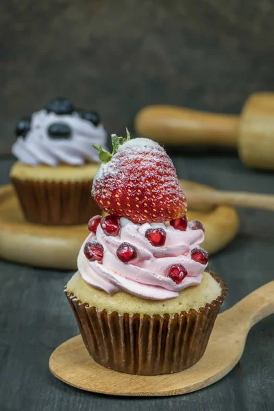 딸기와 크림을 — 스톡 사진
