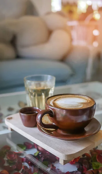 热咖啡杯和热茶在木盘子 — 图库照片