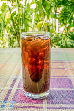 buzlu kahve cam doğa arka plan ile masada