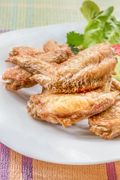 Alitas Pollo Fritas Servidas Con Verduras Frescas Plato — Foto de Stock