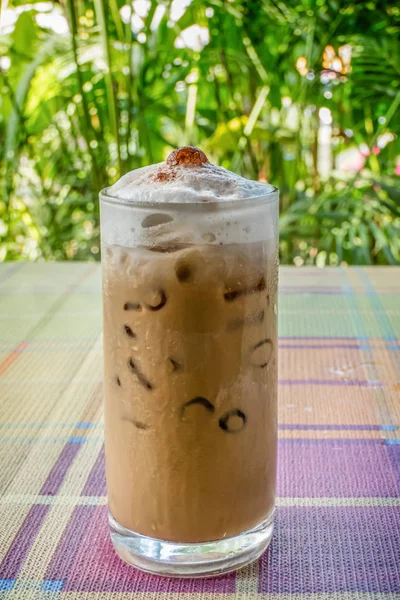 Eiskaffee Mit Milch Auf Dem Tisch Mit Naturhintergrund — Stockfoto