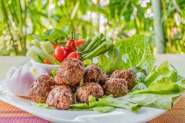 Deep Fried Spicy Minced Pork Served Fresh Vegetables White Plate — Stock Photo, Image