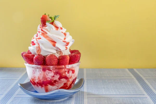 Bingsu Korean Shaved Ice Dessert Sweet Toppings Strawberry Whipping Cream — Stock Photo, Image