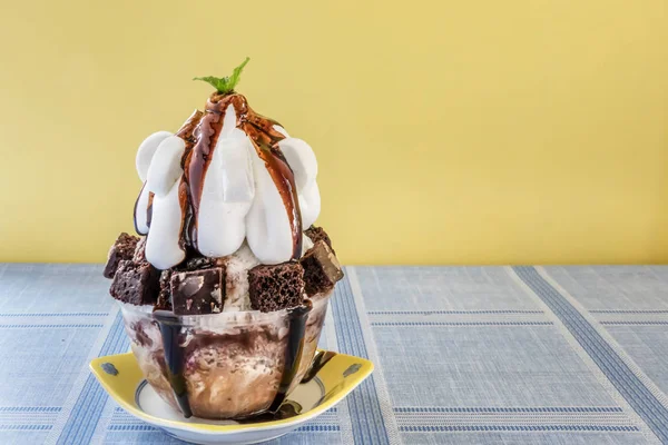 Bingsu 초콜릿 케이크와 달콤한 디저트 — 스톡 사진