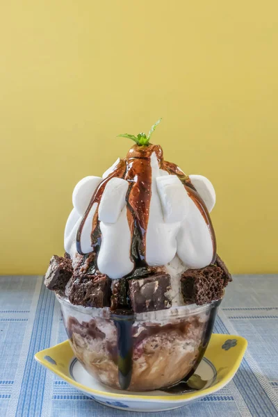 Bingsu 초콜릿 케이크와 달콤한 디저트 — 스톡 사진