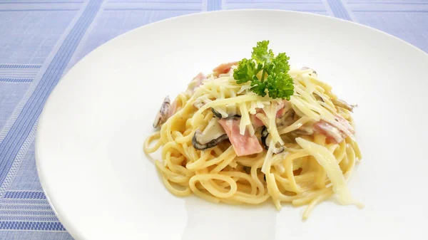 Spaghetti Carbonara Met Spekjes Champignons Kaas Witte Schotel — Stockfoto