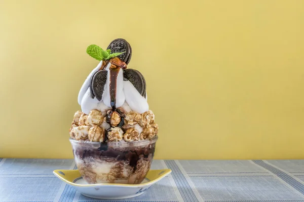 Bingsu Popcorns 초콜릿 쿠키와 달콤한 디저트 — 스톡 사진