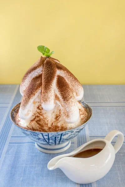 Bingsu 초콜릿와 달콤한 디저트 — 스톡 사진