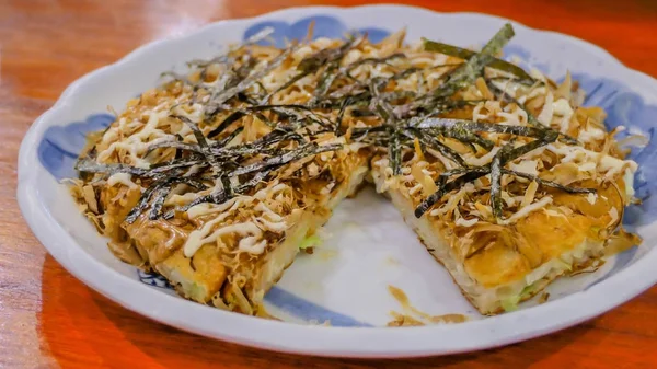 Mariscos Okonomiyaki Pizza Panqueques Estilo Japonés Plato Enfoque Selectivo — Foto de Stock