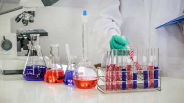 Laboratuvar donatım ve bilim deneyleri ile bilim adamı