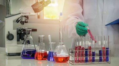 Laboratuvar donatım ve bilim deneyleri ile bilim adamı