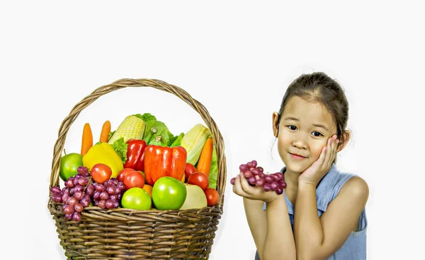 Lachende Aziatische Meisje Met Groenten Fruit Mand Witte Achtergrond — Stockfoto