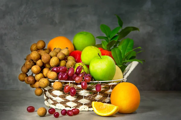 在木制背景的柳条篮中新鲜蔬菜和水果 — 图库照片