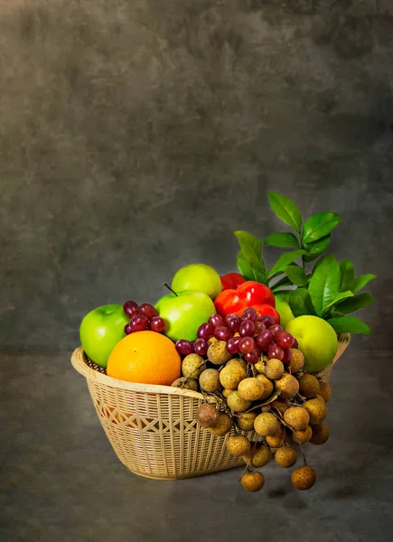 Verdure Fresche Frutta Cesto Vimini Sfondo Legno — Foto Stock