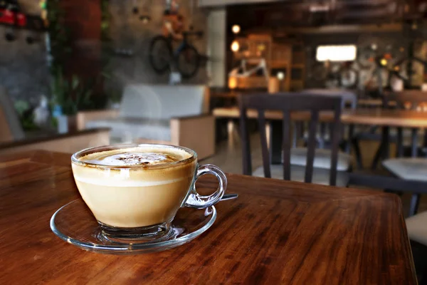 Filiżankę Gorącej Kawy Latte Stół Drewna Restauracji — Zdjęcie stockowe