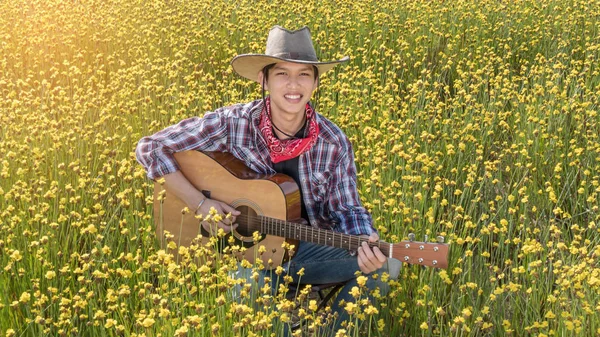 Fazendeiro Asiático Sentado Seu Campo Amarelo Brilhante Com Guitarra — Fotografia de Stock