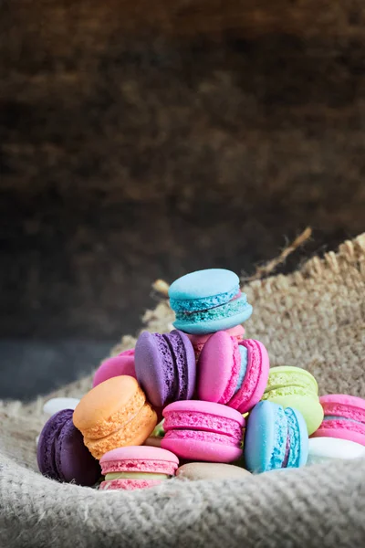 Colorato Macaron Sacco Sopra Tavolo Legno — Foto Stock