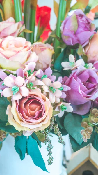 Χρωματιστά Του Πλαστικά Λουλούδια Μπουκέτο Απαλή Εστίαση — Φωτογραφία Αρχείου