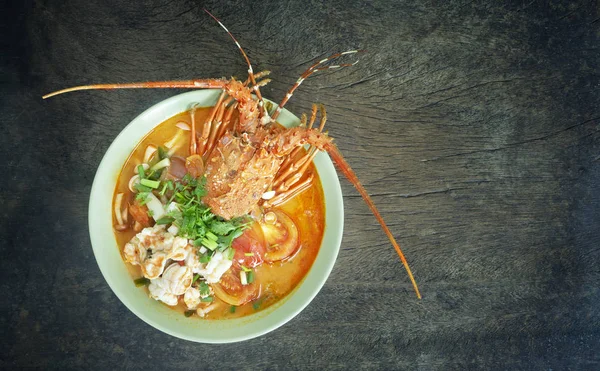 Draufsicht Auf Tom Yum Goong Thai Würzige Suppe Schüssel Über — Stockfoto