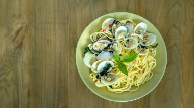 Kum midyeli makarna yemek üzerinde beyaz şarap tereyağı sosu içinde