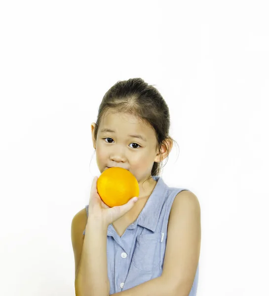 Aziatische Meisje Houdt Van Fris Oranje Witte Achtergrond — Stockfoto