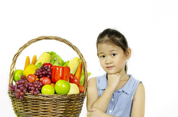 Lachende Aziatische Meisje Met Groenten Fruit Mand Witte Achtergrond — Stockfoto