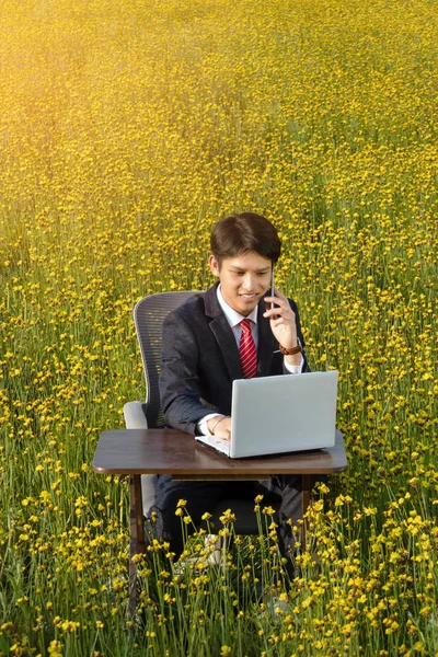 Aziatische Zakenman Praten Smartphone Laptop Buiten Kijken Stockfoto