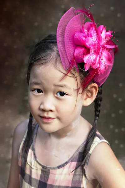 Retrato Asiático Niña Con Rosa Arco —  Fotos de Stock