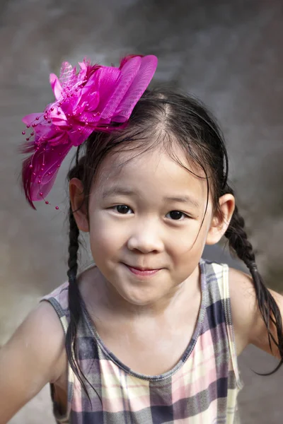 Retrato Asiático Niña Con Rosa Arco —  Fotos de Stock