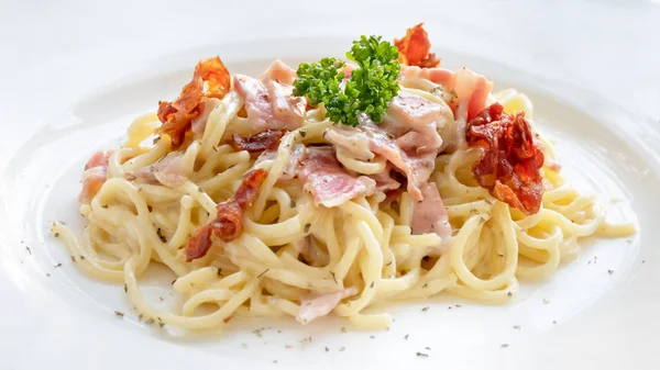 Spaghetti Carbonara Met Spek Kaas Witte Schotel — Stockfoto