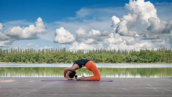 Mulher Asiática Praticando Pose Ioga Exercício Livre Com Vista Para — Fotografia de Stock