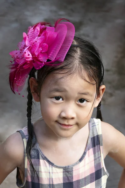 Retrato Asiático Niña Con Rosa Arco —  Fotos de Stock